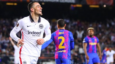 الدوري الأوربي لكرة القدم.. فرانكفورت يسقط برشلونة في عقر داره (3-2) ويصعد للمربع الذهبي