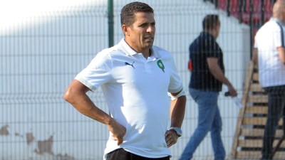 المنتخب الوطني الرديف.. عموتة يكشف لائحة اللاعبين المدعويين لخوض وديتي البحرين وسنغافورة