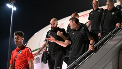 بعثة المنتخب الوطني لكرة القدم تصل إلى الدوحة