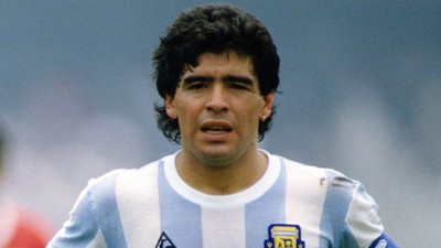 وفاة أسطورة كرة القدم الأرجنتينية دييغو مارادونا عن عمر 60 سنة