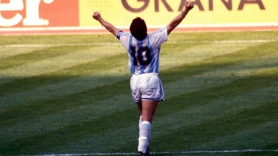 Des dizaines de milliers de personnes rendent un dernier hommage à Maradona