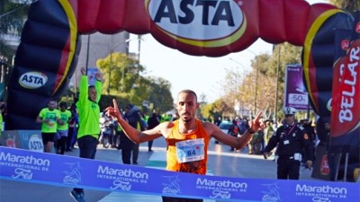 Le Marocain Jawad Kallouz bat le record du marathon international de Fès