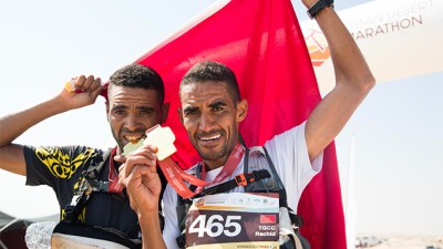 Les Marocains Rachid El Morabity et Aziza Raji dominent le marathon du désert d'Oman