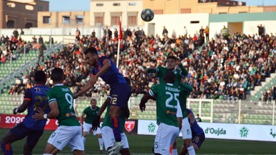 مولودية وجدة يتعادل بميدانه مع الدفاع الحسني الجديدي (1-1)