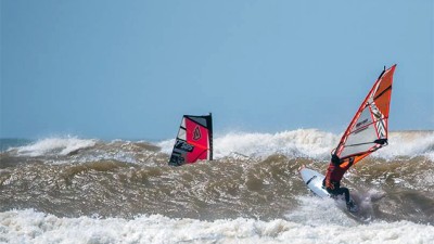 Belles prestations des Riders marocains lors de la 5è journée de la Coupe du Monde de Windsurf au spot de Moulay Bouzerktoune