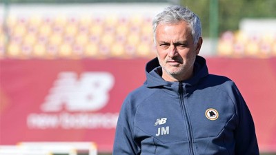 بطولة إيطاليا لكرة القدم.. إيقاف مدرب روما مورينيو مباراتين وتغريمه 20 ألف يورو