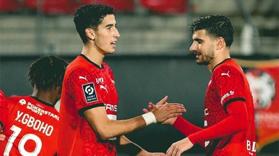 الدولي المغربي نايف أكرد يقود رين الى صدارة الترتيب