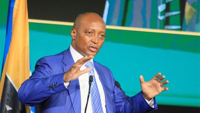 رئيس الكونفدرالية الإفريقية لكرة القدم يشيد بالتزام الجامعة الملكية المغربية بتطوير كرة القدم في إفريقيا