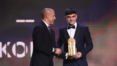 الكرة الذهبية.. الاسباني بيدري ينال جائزة كوبا لأفضل لاعب واعد