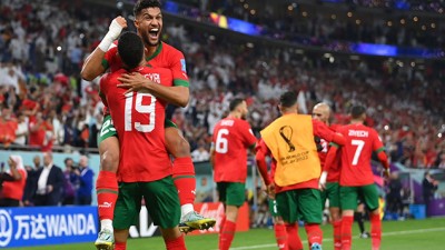 أول منتخب عربي وإفريقي يتأهل لنصف نهائي المونديال.. "المستحيل ليس مغربيا"