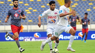 الرجاء الرياضي يفوز على ضيفه أولمبيك آسفي 2-0 وينتزع صدارة الترتيب