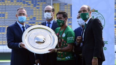 Remise au Raja de Casablanca du Trophée de champion