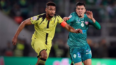 فريق الرجاء الرياضي يتعادل بميدانه مع فريق المغرب الفاسي 0-0