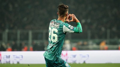 فريق الرجاء الرياضي يفوز على ضيفه مولودية وجدة (2-1)