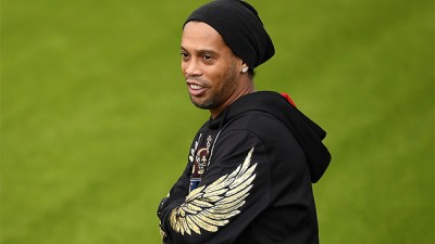 L'ancienne star du football brésilien Ronaldinho arrêtée au Paraguay pour utilisation de faux passeport