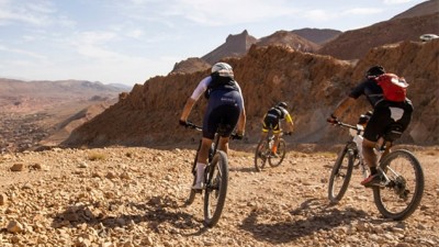 لحاق "تيتان الصحراء" للدراجات الجبلية: السويسري لووزير موني يفوز بالمرحلة الأولى