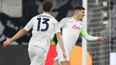 Naples bat l'Eintracht (2-0) et met un pied en quart
