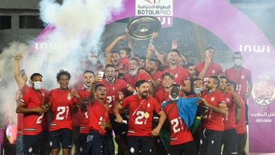 Botola Pro D1 "Inwi" (saison 2020-2021).. Le Wydad de Casablanca reçoit le trophée du championnat de première division