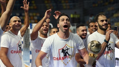 الزمالك المصري يتوج بلقب السوبر الإفريقي لكرة اليد بفوزه على الأهلي 28-27 ويتأهل لبطولة العالم للأندية