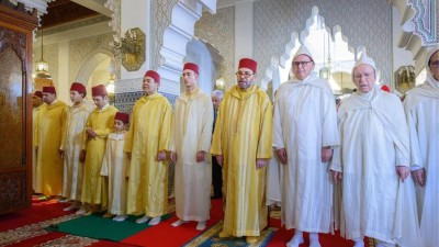 أمير المؤمنين يؤدي صلاة عيد الفطر المبارك بمسجد أهل فاس بمدينة الرباط
