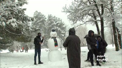  - تزامن العطلة المدرسية مع تساقط الثلوج يكسو الطبيعة بحلة بيضاء ساحرة - تقرير المغربية