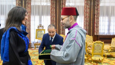 القصر الملكي بالرباط: جلالة الملك يستقبل المتسلقة المغربية نوال صفنضلة ويوشحها جلالته بوسام المكافأة الوطنية من درجة ضابط