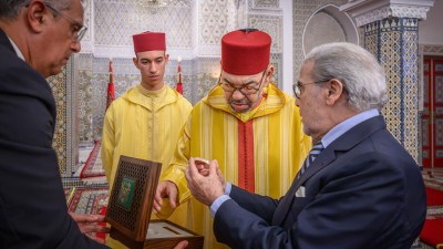 القصر الملكي بتطوان:  صاحب الجلالة الملك محمد السادس يستقبل والي بنك المغرب