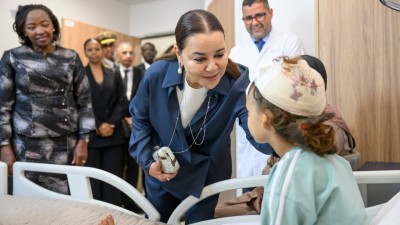 المستشفى الجامعي الدولي محمد السادس بالرباط /صاحبة السمو الملكي الأميرة للا أسماء والسيدة الأولى لجمهورية كينيا تزوران مرضى كينيين ومغاربة استفادوا من زراعة قوقعة الأذن 